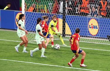 Esther González remata con la izquierda desde muy cerca al centro de la portería.