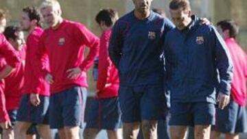 <b>PROBLEMA TÉCNICO. </b>Frank Rijkaard charló durante el entrenamiento con su ayudante y compatriota, Johan Neeskens, de la ausencia de los cracks del equipo.