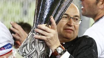 José Castro posa con la Europa League.