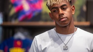 El futbolista Lamine Yamal atiende a los medios de comunicación tras firmar su contrato con el FC Barcelona, a 16 de julio de 2025, en Barcelona, Cataluña (España). El delantero renueva con el FC Barcelona hasta 2031, convirtiéndose en uno de los jugadores mejor pagados del club. El acuerdo, que entró en vigor el 13 de julio cuando cumplió 18 años, asegura su continuidad en el equipo hasta esa fecha. El salario base será de 15 millones de euros anuales, con la posibilidad de aumentar a 20 millones si cumple objetivos de rendimiento y títulos.
16 JULIO 2025;RENOVACIÓN;LAMINE;YAMAL;DELANTERO;BARÇA;CATALUNYA;JUGADOR;FUTBOLISTA;CONTRATO;NÚMERO 10;CAMISETA;FCB;
Lorena Sopêna / Europa Press
16/07/2025