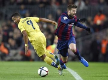 Gerard Pique y Giovani Dos Santos.