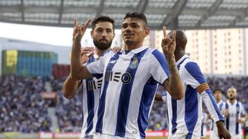 Con Tecatito Corona y Héctor Herrera como recambios, los Dragones son los nuevos líderes de Portugal a falta de lo que hagan las Águilas ante el Moreirense.