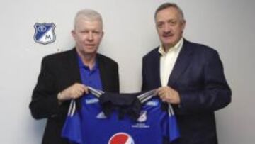 Norberto Peluffo junto al presidente del club, Enrique Camacho.