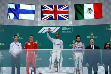 Lewis Hamilton en lo alto del podio, flanqueado por Sergio Pérez y Kimi Raikkonen.