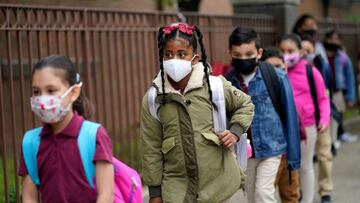 Tras anunciar que las personas vacunadas ya no necesitan usar mascarillas, los CDC aclararon que las medidas de prevención deben continuar en las escuelas.