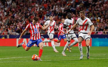 Apareció Griezmann para filtrar un perfecto pase y dejar en el mano a mano a Julián Álvarez, que definió a la perfección con un disparo ajustado al palo.