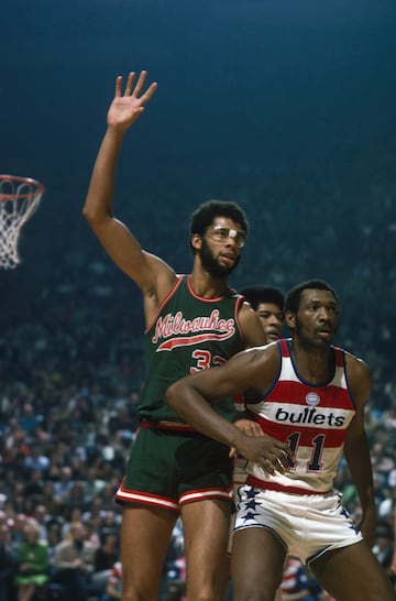 Equipos NBA: Milwaukee Bucks (1969-1975), Los Angeles Lakers (1975-1989). Seis veces campeón (una en los setenta), seis veces MVP (cinco en los setenta), dos MVP de las Finales (una en los setenta), 19 veces all star (nueve en los setenta). Promedio en su carrera NBA: 24,6 puntos, 11,2 rebotes, 3,6 asistencias y 2,6 tapones. Mejor temporada NBA en los setenta, 1971-72: 34,8 puntos, 16,6 rebotes, 4,6 asistencias. 

El mejor jugador de la historia junto a Michael Jordan y, ya también, LeBron James. Después de hacer historia en UCLA, llegó a la NBA como Lew Alcindor en 1969. El 1 de mayo de 1971, el día después de ganar su primer título (con los Bucks) cambió su nombre a Kareem Abdul-Jabbar. Un pívot de leyenda con un gancho indefendible (el Sky Hook) siguió cosechando títulos en los ochenta con los Lakers de Magic Johnson.
