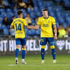 Fuster y Lukovic aúpan a Las Palmas hasta el liderato
