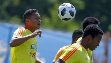DAZ001. Kazan (Russian Federation), 29/06/2018.- Colombia national soccer team player Carlos Bacca (L) during a training session at the Sviyaga stadium, Kazan, Russian Federation, 29 June 2018. Colombia will face England in their FIFA World Cup 2018 round