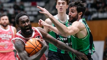 El jugador de UCAM Murcia, Howard (i), con el balón ante la defensa del base de Joventut, Ricky Rubio, durante el partido correspondiente a la fase regular de la LIGA ENDESA que disputan este sabado Joventut de Badalona y UCAM Murcia.