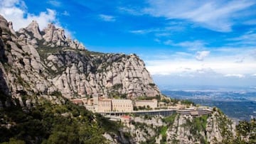 Maravíllate con la subida y las vistas del Monasterio de Montserrat, patrona de Cataluña.