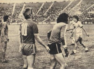 Eduardo Bonvallet jug&oacute; f&uacute;tbol profesional durante 11 a&ntilde;os. Se retir&oacute; en 1983, defendiendo a Uni&oacute;n San Felipe, por una lesi&oacute;n cr&oacute;nica.