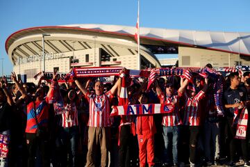 Aficionados del Atl¨¦tico de Madrid durante la llegada del autob¨²s del conjunto rojiblanco al C¨ªvitas Metropolitano.