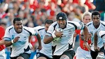 <b>UNA MANADA. </b>Akapusi Qera carga con el balón en la mano contra Gales. Todos sus compañeros le arropan en busca de un ensayo.