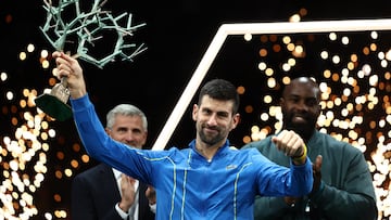 Novak Djokovic, con el trofeo de campeón del Masters 1.000 de París.