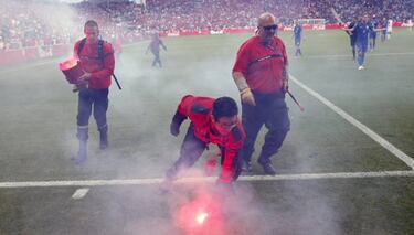 Flares thrown onto pitch stop Czech Republic - Croatia