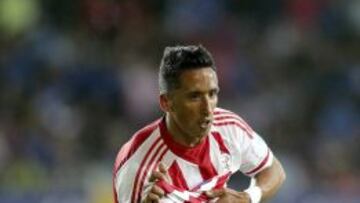 El delantero paraguayo Lucas Ramón Barrios celebra su gol ante Argentina.
