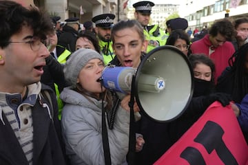 En declaraciones a los medios, la activista sueca conminó a erradicar los beneficios económicos generados por las industrias de combustible fósil, al tiempo que denunció cómo personas de todo el mundo se están muriendo y sufriendo por las consecuencias de la crisis originada por estas industrias.