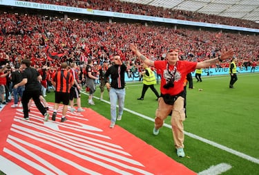 Los aficionados del Bayer Leverkusen invadieron en masa el césped del BayArena tas finalizar el encuentro y celebrar el primer título en la Bundesliga de su equipo.