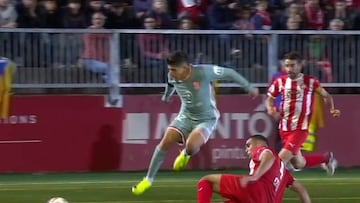 Polémico penalti para el Atlético en Vic: “Se tira”