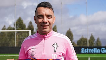 El delantero Iago Aspas posa con la camiseta de la selección española.