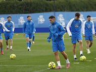 Entrenamiento Deportivo de La Coruña, Yeremay controla un balón.