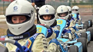 Los niños y niñas en el campus de kárting de Alonso.