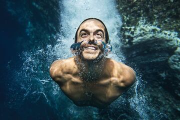 El saltador colombiano saliendo del agua