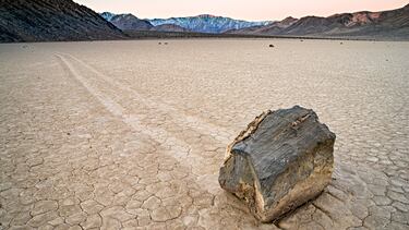Las rocas que se mueven en el Valle de la Muerte: el extraño fenómeno que durante décadas tuvo en vilo a los científicos