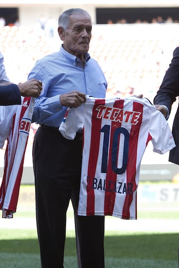 Abuelo de Javier "Chicharito" Hernández, Tomás inició la tradición rojiblanca.
Jugó para el rebaño 10 años en los que anotó 54 goles que lo colocan en el lugar 19 de los goleadores históricos del rebaño.