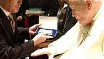 <b>EL ATLÉTICO, EN EL VATICANO.</b> El Papa ha recibido a la familia atlética, cuyo presidente le ha entregado un presente.