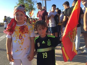 Colombia enfrenta a España y la afición hace presencia con su apoyo en Murcia.