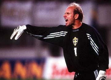 Es el segundo jugador en la historia con m芍s partidos disputados con la selecci車n sueca (143) y el jugador sueco con m芍s edad en jugar un encuentro con la selecci車n (38 a?os, 1 mes y 28 d赤as). Thomas Ravelli desempe?車 toda su carrera en los equipos suecos IFK G?teborg y ?sters SI y su hito m芍s destacado fue parar dos penaltis ante Ruman赤a en los cuartos de final del Mundial de 1994. Su selecci車n cay車 en las semifinales ante la Brasil de Romario. Era un portero con un gran temperamento y un car芍cter complicado.