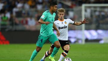 Casemiro asediado por Wass.