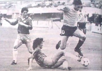 Eduardo Gómez fue verdugo en la final de Copa América 1987, al ser expulsado a los 14 minutos de juego, tras una fuerte entrada contra Enzo Francescoli. 