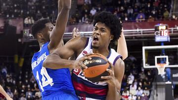 05/12/21 Barcelona-Baskonia de la 12ª jornada de la Liga ACB. Enoch supera a Hayes. acbphoto