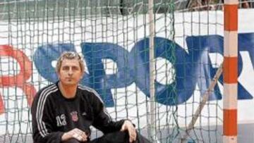 <b>HUNDIDO. </b>Sola no entiende que se cuestione su profesionalidad.