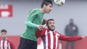 Tachi disputa un bal&oacute;n.