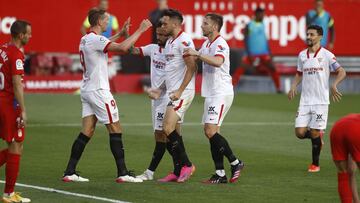 Los sevillistas, celebrando un gol ante el Granada.