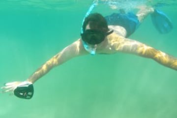 El golfista francés aprovecha las claras aguas de las Islas Mauricio para disfrutar del golf pero esta vez bajo el agua.