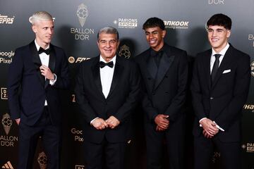 El presidente del FC Barcelona, ​​Joan Laporta, el delantero español del Barcelona, ​​Lamine Yamal, y el defensa español del Barcelona, ​​Pau Cubarsi, posan a su llegada a la ceremonia de entrega del Balón de Oro 2024.