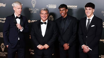El presidente del FC Barcelona, Joan Laporta, el delantero español del Barcelona, Lamine Yamal, y el defensa español del Barcelona, Pau Cubarsi, posan a su llegada a la ceremonia de entrega del Balón de Oro 2024.