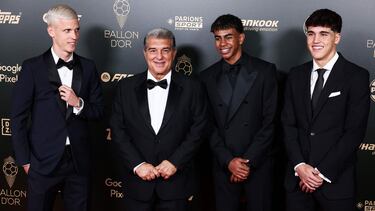 El presidente del FC Barcelona, Joan Laporta, el delantero español del Barcelona, Lamine Yamal, y el defensa español del Barcelona, Pau Cubarsi, posan a su llegada a la ceremonia de entrega del Balón de Oro 2024.
