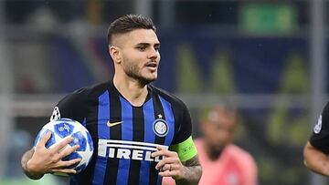 Inter Milan's Argentine forward Mauro Icardi grabs the ball after scoring an equalizer during the UEFA Champions League group B football match Inter Milan vs Barcelona on November 6, 2018 at San Siro stadium in Milan. (Photo by Marco BERTORELLO / AFP)