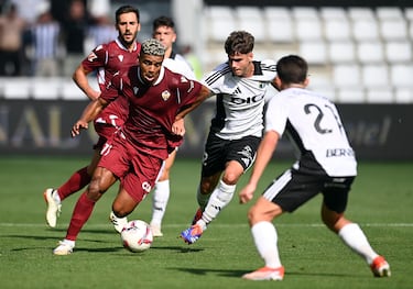 Es el jugador diferencial del Castellón. Aunque su posición es el centro del campo, siempre tiene la portería en su cabeza.
