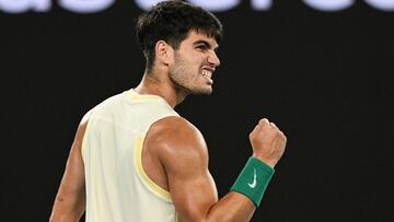 Carlos Alcaraz reacciona después de un punto contra Alexander Zverev en los cuartos de final del partido del 11 de febrero en el Open de Australia.