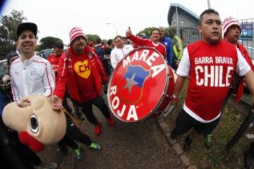 Eliminatorias mundial Rusia 2018. 
Hinchas de Chile alientan antes del partido contra Uruguay por eliminatorias para el mundial de Rusia 2018 en el estadio Centenario. 
Montevideo, Uruguay.