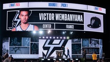 New York (United States), 23/06/2023.- French basketball player Victor Wembanyama on stage with NBA Commissioner Adam Silver after being selected as the first overall draft pick by the San Antonio Spurs in 2023 NBA Draft, in the Brooklyn borough of New York, New York, USA, 22 June 2023. (Baloncesto, Estados Unidos, Nueva York) EFE/EPA/JUSTIN LANE SHUTTERSTOCK OUT
