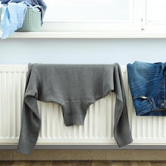 El truco de la botella de agua para que la ropa se seque más rápido en el tendedero