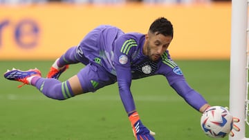 GLENDALE, ARIZONA - JULY 06: Camilo Vargas of Colombia makes a save during the CONMEBOL Copa America 2024 quarter-final match between Colombia and Panama at State Farm Stadium on July 06, 2024 in Glendale, Arizona.   Ezra Shaw/Getty Images/AFP (Photo by EZRA SHAW / GETTY IMAGES NORTH AMERICA / Getty Images via AFP)